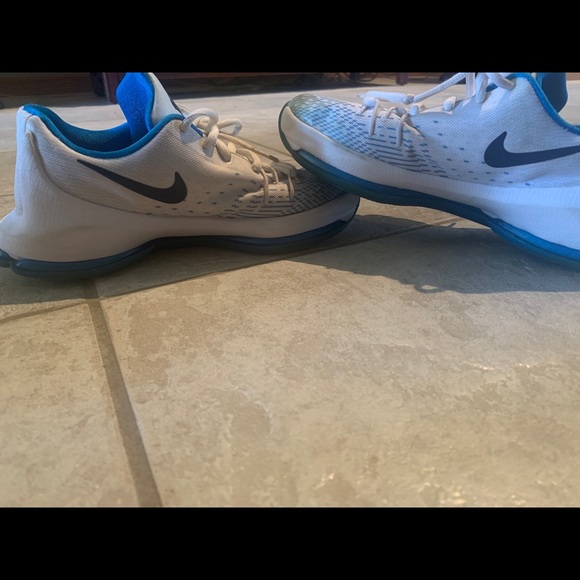 Boys Nike KD athletic shoes. Size 4y - Picture 2 of 5